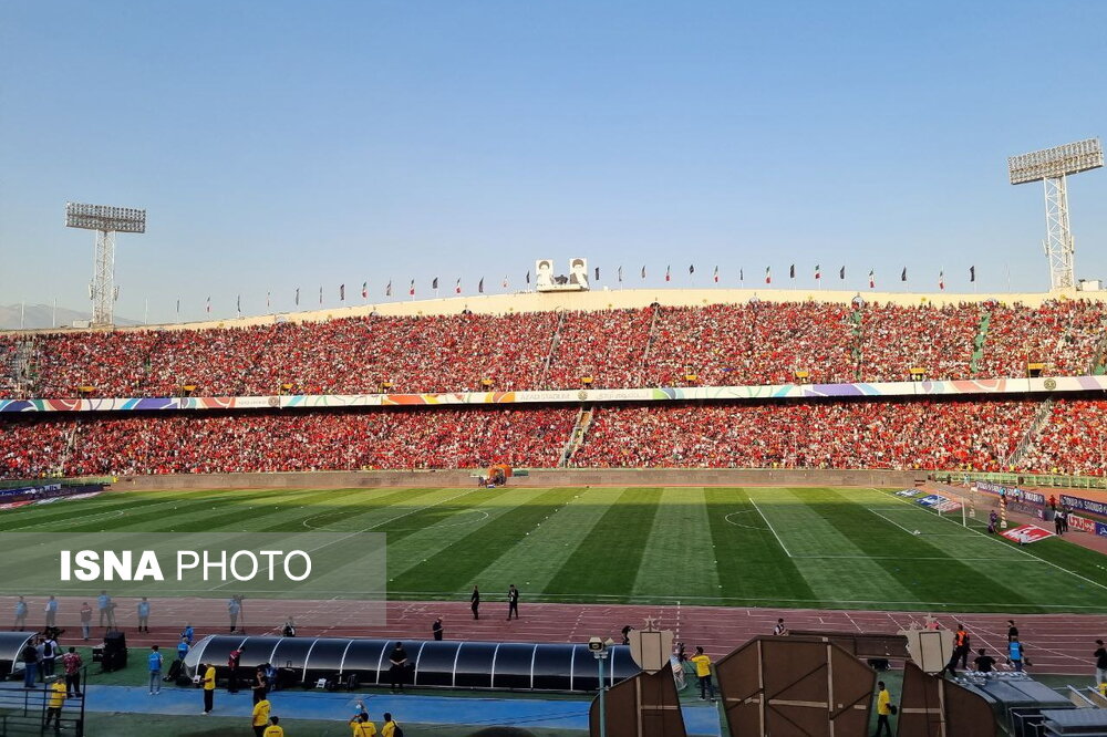 عبور اتوبوس استقلال از میان تماشاگران پرسپولیس!